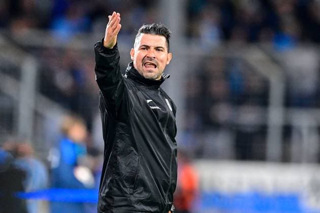 Interim coach Alper Kayabunar TSV 1860 Munich gives instructions, gesticulates, gesticulates with arms, gives instructions, gesticulate, single image, action, Action, 01 10 2025, Munich Germany , Football, 3 Liga, TSV 1860 München FC Viktoria Köln, DFB DFL REGULATIONS PROHIBIT ANY USE OF PHOTOGRAPHS AS IMAGE SEQUENCES AND OR QUASI VIDEO xslx
