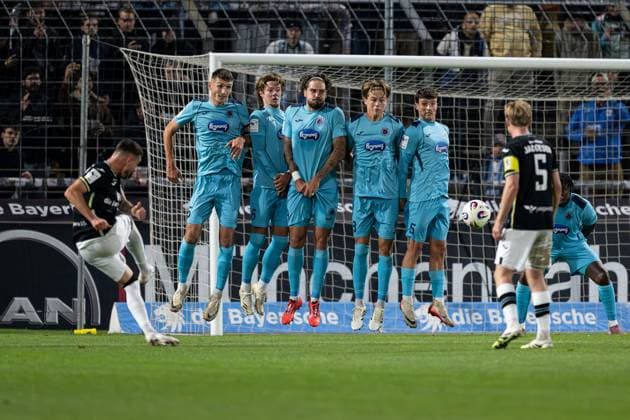 Maximilian Wolfram TSV 1860 Muenchen, 30 at the free kick against the Cologne wall from Christoph Greger FC Viktoria Koeln, 15 , Tobias Eisenhuth FC Viktoria Koeln, 6 , Lex Tyger Lobinger FC Viktoria Koeln, 9 , Tim Kloss FC Viktoria Koeln, 18 and Leonhard Muenst FC Viktoria Koeln, 5 GER, TSV 1860 Muenchen vs Viktoria Koeln 1904, Football, 3 Bundesliga, Matchday 9, Season 2025 2026, 01 10 2025 DFL DFB REGULATIONS PROHIBIT ANY USE OF PHOTOGRAPHS as IMAGE SEQUENCES and or QUASI VIDEO GER, TSV 1860 Muenchen vs Viktoria Koeln 1904, Football, 3 Bundesliga, Matchday 9, Season 2025 2026, 01 10 2025 Muenchen Copyright: xEibner-Pressefoto HeikexFeinerx EP_HFR