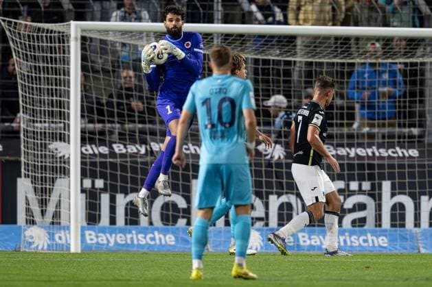 Eduardo Dos Santos Haesler Dudu Goalkeeper, FC Viktoria Koeln, 1 saves the ball GER, TSV 1860 Muenchen vs Viktoria Koeln 1904, Football, 3 Bundesliga, Matchday 9, Season 2025 2026, 01 10 2025 DFL DFB REGULATIONS PROHIBIT ANY USE OF PHOTOGRAPHS as IMAGE SEQUENCES and or QUASI VIDEO GER, TSV 1860 Muenchen vs Viktoria Koeln 1904, Football, 3 Bundesliga, Matchday 9, Season 2025 2026, 01 10 2025 Muenchen Copyright: xEibner-Pressefoto HeikexFeinerx EP_HFR