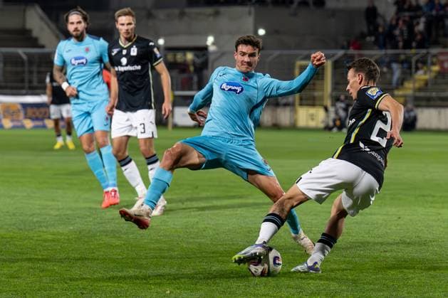 Fight for the ball duel between Leonhard Muenst FC Viktoria Koeln, 5 and Manuel Pfeifer TSV 1860 Muenchen, 27 GER, TSV 1860 Muenchen vs Viktoria Koeln 1904, Football, 3 Bundesliga, Matchday 9, Season 2025 2026, 01 10 2025 DFL DFB REGULATIONS PROHIBIT ANY USE OF PHOTOGRAPHS as IMAGE SEQUENCES and or QUASI VIDEO GER, TSV 1860 Muenchen vs Viktoria Koeln 1904, Football, 3 Bundesliga, Matchday 9, Season 2025 2026, 01 10 2025 Muenchen Copyright: xEibner-Pressefoto HeikexFeinerx EP_HFR