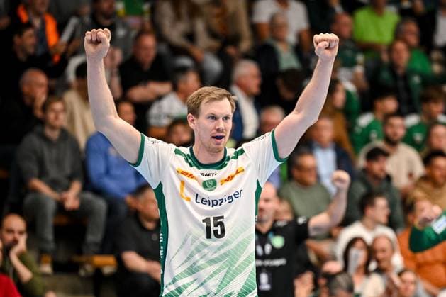 Goeppingen, Deutschland, 01.10.25: Adam Lönn (SC DHfK Leipzig) gestikuliert, gestik, jubelt waehrend des DHB Pokal 2 Runde Spiels zwischen FRISCH AUF! Goeppingen vs SC DHfK Leipzig in der EWS Arena am 01. Oktober 2025 in Goeppingen, Deutschland. (Foto von Harry Langer DeFodi Images) Goeppingen, Germany, 01.10.25: Adam Lönn (SC DHfK Leipzig) gestures during the DHB Pokal 2 Runde match between FRISCH AUF! Goeppingen vs SC DHfK Leipzig at EWS Arena on October 1, 2025 in Goeppingen, Germany. (Photo by Harry Langer DeFodi Images) (Photo by Harry Langer DeFodi Images) Goeppingen, Germany, 01 10 25 Adam Lönn SC DHfK Leipzig gestures, gestures, cheers during the DHB Pokal 2 round match between FRISCH AUF Goeppingen vs SC DHfK Leipzig at EWS Arena on October 01, 2025 in Goeppingen, Germany Photo by Harry Langer DeFodi Images Goeppingen, Germany, 01 10 25 Adam Lönn SC DHfK Leipzig gestures during the DHB Pokal 2 Runde match between FRISCH AUF Goeppingen vs SC DHfK Leipzig at EWS Arena on October 1, 2025 in Goeppingen, Germany Photo by Harry Langer DeFodi Images Photo by Harry Langer DeFodi Images