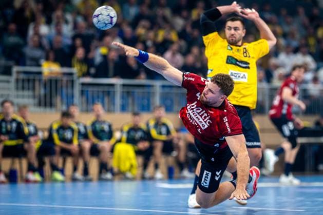 DHB Pokal 2025 26 2nd round Rhein Neckar Löwen vs SG Flensburg Handewitt 01 10 2025 Johannes Golla throws 4 SGFH while Jannik Kohlbacher defends 80 Rhein Neckar Löwen DHB Pokal 2025 26 2nd round Rhein Neckar Löwen vs SG Flensburg Handewitt at the SNP Dome in Heidelberg DHB Pokal 2025 26 2nd round Rhein Neckar Löwen vs SG Flensburg Handewitt at the SNP Dome in Heidelberg Copyright: xBEAUTIFULxSPORTS Gelhardtx