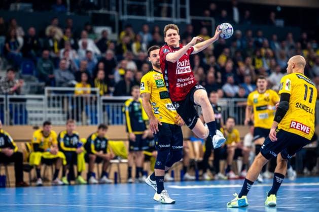 DHB Pokal 2025 26 2nd round Rhein Neckar Löwen vs SG Flensburg Handewitt 01 10 2025 Domen Novak 75 SGFH throws on goal, Dani Baijens 77 Rhein Neckar Löwen defends DHB Pokal 2025 26 2nd round Rhein Neckar Löwen vs SG Flensburg Handewitt at the SNP Dome in Heidelberg Copyright: xBEAUTIFULxSPORTS Gelhardtx