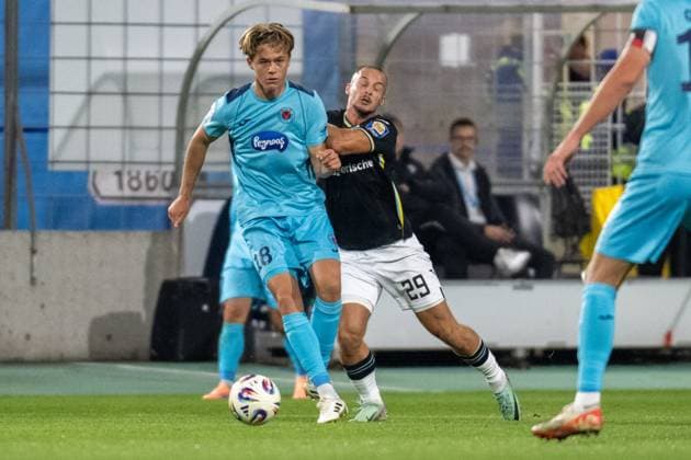 Tim Kloss 18 Viktoria Koeln 1904 is pushed by Marvin Rittmueller 29 TSV 1860 Muenchen, TSV 1860 Muenchen vs Viktoria Koeln 1904, 3 Liga, 9 Spieltag, 01 10 2025 DFB regulations prohibit any use of photographs as image sequences and or quasi video Muenchen Bayern Germany Copyright: xkolbert-press UlrichxGamelx