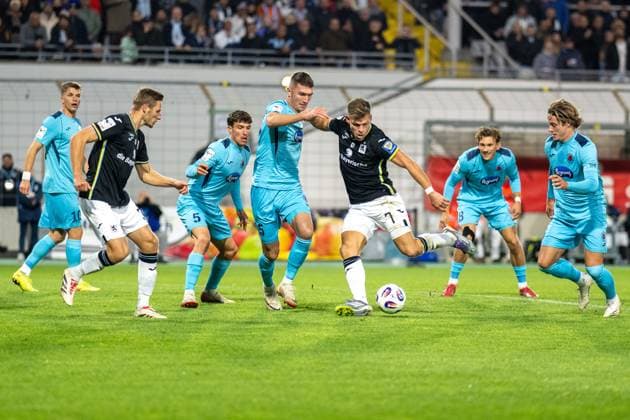 Leonhard Muenst 5 Viktoria Koeln 1904 , Simon Handle 7 Viktoria Koeln 1904 , Florian Niederlechner 7 TSV 1860 Muenchen , Florian Engelhardt 8 Viktoria Koeln 1904 , TSV 1860 Muenchen vs Viktoria Koeln 1904, 3 Liga, 9 Spieltag, 01 10 2025 DFB regulations prohibit any use of photographs as image sequences and or quasi video Muenchen Bayern Germany Copyright: xkolbert-press UlrichxGamelx