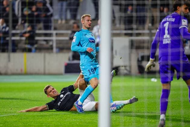 Meiko Sponsel 19, FC Viktoria Köln , and Florian Niederlechner 7, TSV 1860 München during the match between TSV 1860 München v FC Viktoria Köln, Soccer, Men, 3 League, 2025 2026, Matchday 9 on 01 10 2025 in Munich, Stadion a d Grünwalder Straße Bayern Germany
