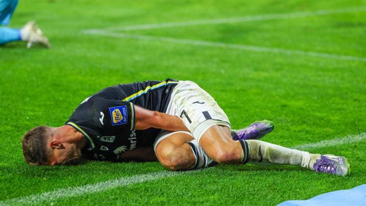 Florian Niederlechner 7, TSV 1860 München lies on the ground during the match between TSV 1860 München v FC Viktoria Köln, Football, Men, 3 Liga, 2025 2026, Matchday 9 on 01 10 2025 in Munich, Stadion a d Grünwalder Straße Bayern Germany