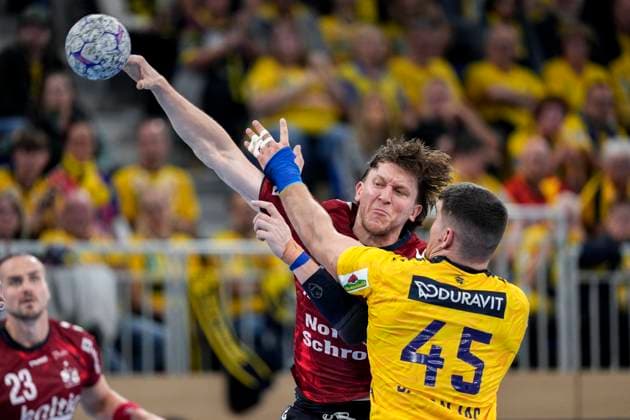 from left Lasse Möller Flensburg, 64 , Halil Jaganjac RNL, 45 , duel, duel, tackle, tackling, dynamics, action, action, 01 10 2025, Heidelberg Germany , Handball, DHB Pokal, 2 round, Rhein Neckar Löwen SG Flensburg Handewitt xozx
