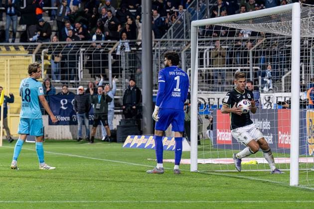 Tim Kloss FC Viktoria Koeln, 18 and Eduardo Dos Santos Haesler Dudu Goalkeeper, FC Viktoria Koeln, 1 are served, while Florian Niederlechner TSV 1860 Muenchen, 07 after the goal for the 2 2 equalizer by Patrick Hobsch TSV 1860 Muenchen, 34 not in the picture gets the ball out of the net GER, TSV 1860 Muenchen vs Viktoria Koeln 1904, Football, 3 Bundesliga, Matchday 9, Season 2025 2026, 01 10 2025 DFL DFB REGULATIONS PROHIBIT ANY USE OF PHOTOGRAPHS as IMAGE SEQUENCES and or QUASI VIDEO GER, TSV 1860 Muenchen vs Viktoria Koeln 1904, Football, 3 Bundesliga, Matchday 9, Season 2025 2026, 01 10 2025 Muenchen Copyright: xEibner-Pressefoto HeikexFeinerx EP_HFR