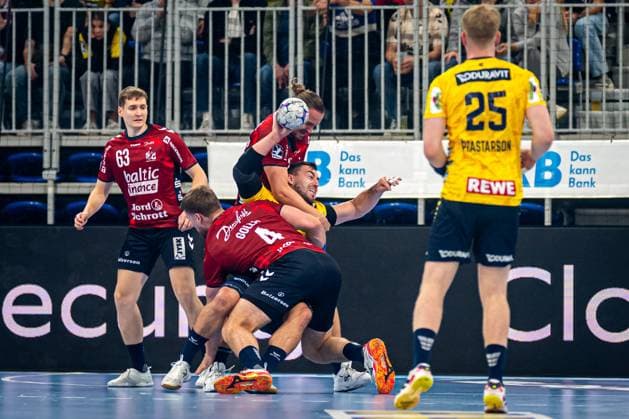 DHB Pokal 2025 26 2nd round Rhein Neckar Löwen vs SG Flensburg Handewitt 01 10 2025 Haukur Thrastarson 25 Rhein Neckar Löwen and Jannik Kohlbacher 80 Rhein Neckar Löwen fight for the ball against Domen Novak 63 SGFH and Johannes Golla 4 SGFH DHB Pokal 2025 26 2nd round Rhein Neckar Löwen vs SG Flensburg Handewitt at the SNP Dome in Heidelberg Copyright: xBEAUTIFULxSPORTS Gelhardtx