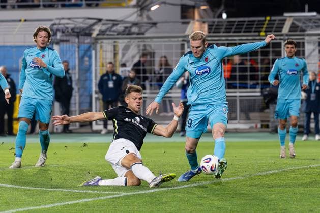 Fight for the ball duel between Florian Niederlechner TSV 1860 Muenchen, 07 and Meiko Sponsel FC Viktoria Koeln, 19 GER, TSV 1860 Muenchen vs Viktoria Koeln 1904, Football, 3 Bundesliga, Matchday 9, Season 2025 2026, 01 10 2025 DFL DFB REGULATIONS PROHIBIT ANY USE OF PHOTOGRAPHS as IMAGE SEQUENCES and or QUASI VIDEO GER, TSV 1860 Muenchen vs Viktoria Koeln 1904, Football, 3 Bundesliga, Matchday 9, Season 2025 2026, 01 10 2025 Muenchen Copyright: xEibner-Pressefoto HeikexFeinerx EP_HFR