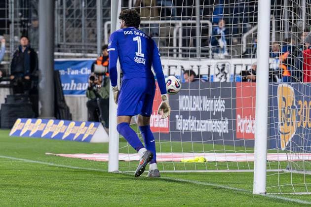 Eduardo Dos Santos Haesler Dudu Goalkeeper, FC Viktoria Koeln, 1 has to accept the goal for the 2 2 equalizer by Patrick Hobsch TSV 1860 Muenchen, 34 not in picture GER, TSV 1860 Muenchen vs Viktoria Koeln 1904, Soccer, 3 Bundesliga, Matchday 9, Season 2025 2026, 01 10 2025 DFL DFB REGULATIONS PROHIBIT ANY USE OF PHOTOGRAPHS as IMAGE SEQUENCES and or QUASI VIDEO GER, TSV 1860 Muenchen vs Viktoria Koeln 1904, Football, 3 Bundesliga, 9 Matchday, Season 2025 2026, 01 10 2025 Muenchen Copyright: xEibner-Pressefoto HeikexFeinerx EP_HFR