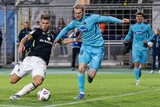 Fight for the ball duel between Florian Niederlechner TSV 1860 Muenchen, 07 and Meiko Sponsel FC Viktoria Koeln, 19 GER, TSV 1860 Muenchen vs Viktoria Koeln 1904, Football, 3 Bundesliga, Matchday 9, Season 2025 2026, 01 10 2025 DFL DFB REGULATIONS PROHIBIT ANY USE OF PHOTOGRAPHS as IMAGE SEQUENCES and or QUASI VIDEO GER, TSV 1860 Muenchen vs Viktoria Koeln 1904, Football, 3 Bundesliga, Matchday 9, Season 2025 2026, 01 10 2025 Muenchen Copyright: xEibner-Pressefoto HeikexFeinerx EP_HFR