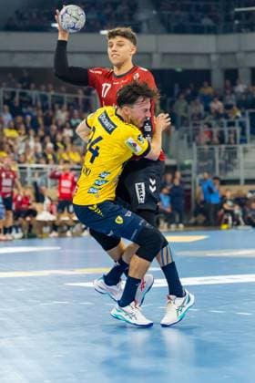 Marko Grgic 17 SGFH fights for the ball against Patrick Groetzki 24 Rhein Neckar Löwen and Niclas Kirkelokke 5 SGFH DHB Pokal 2025 26 2nd round Rhein Neckar Löwen vs SG Flensburg Handewitt at the SNP Dome in Heidelberg DHB Pokal 2025 26 2nd round Rhein Neckar Löwen vs SG Flensburg Handewitt 01 10 2025 Copyright: xMaxxMesterx