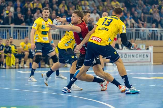 Sebastian Heymann 13 Rhein Neckar Löwen and Jannik Kohlbacher 80 Rhein Neckar Löwen fight for the ball against Niclas Kirkelokke 5 SGFH and Halil Jaganjac 45 Rhein Neckar Löwen DHB Pokal 2025 26 2nd round Rhein Neckar Löwen vs SG Flensburg Handewitt at the SNP Dome in Heidelberg DHB Pokal 2025 26 2nd round Rhein Neckar Löwen vs SG Flensburg Handewitt 01 10 2025 Copyright: xMaxxMesterx