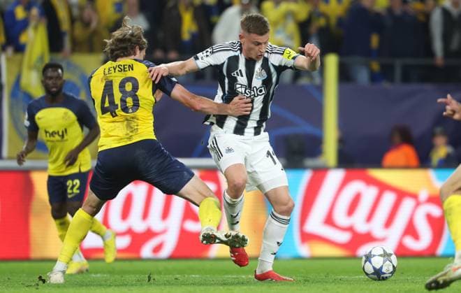 Union s Fedde Leysen and Newcastle s Harvey Barnes fight for the ball during a game between Belgian soccer team Royale Union Saint-Gilloise and English team Newcastle United FC, in Brussels, on Wednesday 01 October 2025, on the second day of the League phase of the UEFA Champions League tournament. VIRGINIExLEFOUR  x135855801x