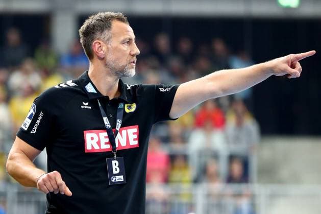 01 10 2025, xmohx, Handball DHB Pokal, Rhein Neckar Loewen SG Flensburg Handewitt v l Trainer Maik Machulla Rhein Neckar Loewen gibt Anweisungen, gestikuliert, mit den Armen gestikulieren gives instructions, gesticulate DFL DFB REGULATIONS PROHIBIT ANY USE OF PHOTOGRAPHS as IMAGE SEQUENCES and or QUASI VIDEO Heidelberg