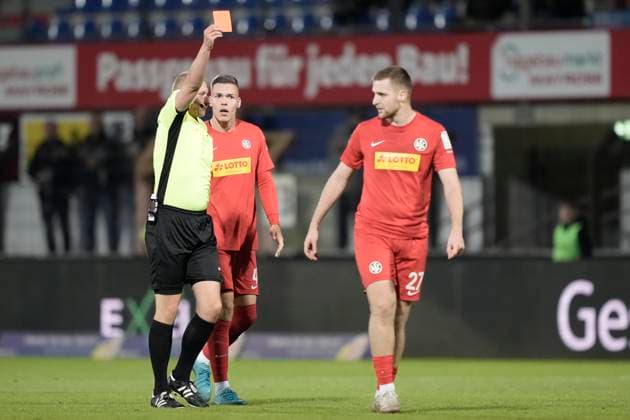 01 10 2025, Hänsch Arena, Meppen, GER, Regionalliga Nord, Matchday 12 SV Meppen vs HSC Hannover, red card for the visitors after a foul by 27 DFL REGULATIONS PROHIBIT ANY USE OF PHOTOGRAPHS AS IMAGE SEQUENCES AND OR QUASI VIDEO Meppen Lower Saxony Germany Hänsch Arena