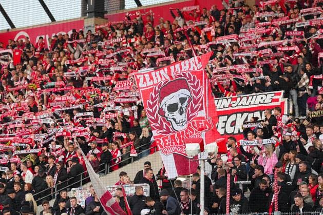 01 10 2025, xydrx, Fußball, 3 Liga, Rot Weiss Essen TSG 1899 Hoffenheim II, Saison 2025 2026, Stadion an der Hafenstraße Fans of Rot Weiss Essen waving a flag and holding up scarves, feature, DFB regulations prohibit any use of photographs as image sequences and or quasi video Nordrhein Westfahlen Germany