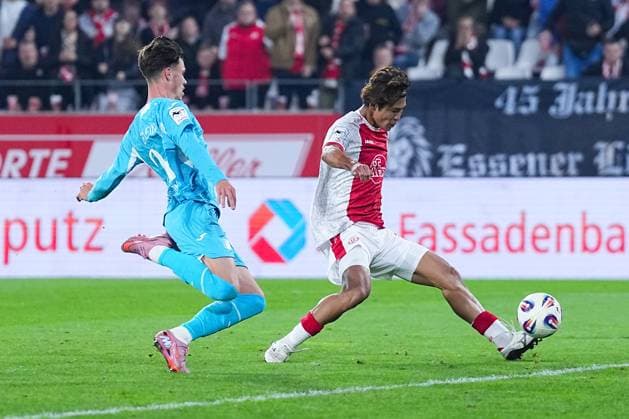 01 10 2025, xydrx, Fußball, 3 Liga, Rot Weiss Essen TSG 1899 Hoffenheim II, Saison 2025 2026, Stadion an der Hafenstraße Luca Erlein TSG 1899 Hoffenheim II 24 Kaito Mizuta Rot Weiss Essen 24 DFB regulations prohibit any use of photographs as image sequences and or quasi video Nordrhein Westfahlen Germany