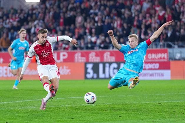 01 10 2025, xydrx, Fußball, 3 Liga, Rot Weiss Essen TSG 1899 Hoffenheim II, Saison 2025 2026, Stadion an der Hafenstraße Marvin Obuz Rot Weiss Essen 10 im Zweikampf gegen Valentin Laessig TSG 1899 Hoffenheim II 6 DFB regulations prohibit any use of photographs as image sequences and or quasi video Nordrhein Westfahlen Germany