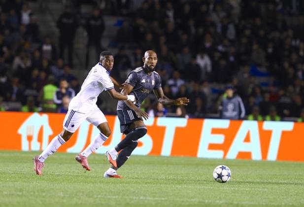 Qarabag v FC Copenhagen - UEFA Champions League BAKU, AZERBAIJAN - OCTOBER 1: Kevin Medina of Qarabag (R) fights for the ball with an opponent during the UEFA Champions League Group Stage second week match between Qarabag and FC Copenhagen at Tofiq Bahramov Stadium in Baku, Azerbaijan on October 1, 2025. Resul Rehimov Anadolu Baku Azerbaijan. Editorial use only. Please get in touch for any other usage.  Copyright: x2025xAnadoluxResulxRehimovx