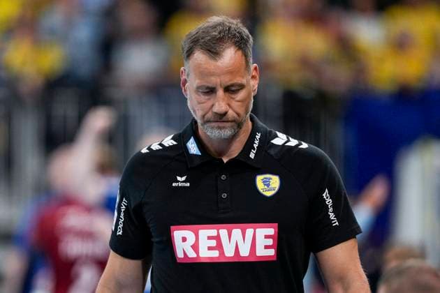 Maik Machulla coach, head coach, RNL , single picture, single photo, action, action, looking disappointed, disappointment, frustration, disappointed, pessimistic, 01 10 2025, Heidelberg Germany , Handball, DHB Pokal, 2 round, Rhein Neckar Löwen SG Flensburg Handewitt xozx