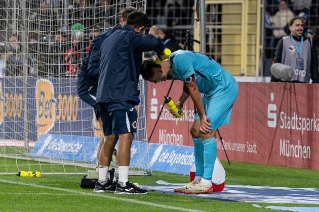 Christoph Greger FC Viktoria Koeln, 15 is bleeding heavily and needs treatment GER, TSV 1860 Muenchen vs Viktoria Koeln 1904, Soccer, 3 Bundesliga, Matchday 9, Season 2025 2026, 01 10 2025 DFL DFB REGULATIONS PROHIBIT ANY USE OF PHOTOGRAPHS as IMAGE SEQUENCES and or QUASI VIDEO GER, TSV 1860 Muenchen vs Viktoria Koeln 1904, Football, 3 Bundesliga, Matchday 9, Season 2025 2026, 01 10 2025 Muenchen Copyright: xEibner-Pressefoto HeikexFeinerx EP_HFR