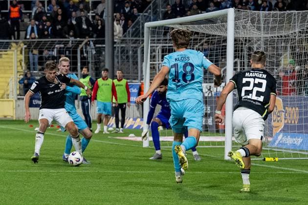 Fight for the ball duel between in the penalty area of Florian Niederlechner TSV 1860 Muenchen, 07 with Meiko Sponsel FC Viktoria Koeln, 19 GER, TSV 1860 Muenchen vs Viktoria Koeln 1904, Football, 3 Bundesliga, Matchday 9, Season 2025 2026, 01 10 2025 DFL DFB REGULATIONS PROHIBIT ANY USE OF PHOTOGRAPHS as IMAGE SEQUENCES and or QUASI VIDEO GER, TSV 1860 Muenchen vs Viktoria Koeln 1904, Football, 3 Bundesliga, Matchday 9, Season 2025 2026, 01 10 2025 Muenchen Copyright: xEibner-Pressefoto HeikexFeinerx EP_HFR