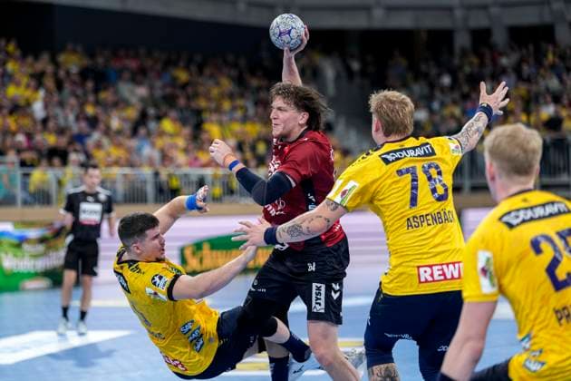 from left Halil Jaganjac RNL, 45 , Lasse Möller Flensburg, 64 , Edwin Aspenbäck RNL, 78 , Haukur Thrastarson RNL, 25 , duel, duel scene, duel, tackle, tackling, dynamics, action, action, 01 10 2025, Heidelberg Germany , Handball, DHB Pokal, 2nd round, Rhein Neckar Löwen SG Flensburg Handewitt xozx