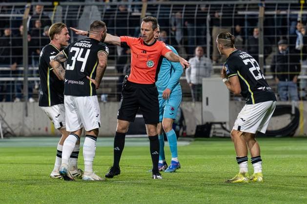 Thore Jacobsen TSV 1860 Muenchen, 05 , Patrick Hobsch TSV 1860 Muenchen, 34 and Sigurd Haugen TSV 1860 Muenchen, 22 ask Lukas Benen referee why the supposed goal for 3 2 is not given GER, TSV 1860 Muenchen vs Viktoria Koeln 1904, Football, 3 Bundesliga, Matchday 9, Season 2025 2026, 01 10 2025 DFL DFB REGULATIONS PROHIBIT ANY USE OF PHOTOGRAPHS as IMAGE SEQUENCES and or QUASI VIDEO GER, TSV 1860 Muenchen vs Viktoria Koeln 1904, Football, 3 Bundesliga, Matchday 9, Season 2025 2026, 01 10 2025 Muenchen Copyright: xEibner-Pressefoto HeikexFeinerx EP_HFR