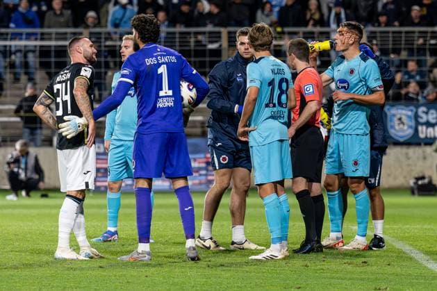 Discussion of Patrick Hobsch TSV 1860 Muenchen, 34 with Eduardo Dos Santos Haesler Dudu Goalkeeper, FC Viktoria Koeln, 1 after a collision of the latter with Christoph Greger FC Viktoria Koeln, 15 , who is bleeding heavily afterwards GER, TSV 1860 Muenchen vs Viktoria Koeln 1904, Football, 3 Bundesliga, Matchday 9, Season 2025 2026, 01 10 2025 DFL DFB REGULATIONS PROHIBIT ANY USE OF PHOTOGRAPHS as IMAGE SEQUENCES and or QUASI VIDEO GER, TSV 1860 Muenchen vs Viktoria Koeln 1904, Football, 3 Bundesliga, Matchday 9, Season 2025 2026, 01 10 2025 Muenchen Copyright: xEibner-Pressefoto HeikexFeinerx EP_HFR