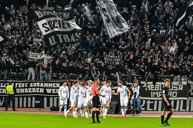 GER, 3 Liga, SSV Ulm 1846 vs 1 FC Schweinfurt 05 01 10 2025, Donaustadion, Ulm, GER, 3 Liga, SSV Ulm 1846 vs 1 FC Schweinfurt 05, in the picture goal celebration after goal 5 1, players in the fan curve nordphotoxGmbHx xHafner nph00200
