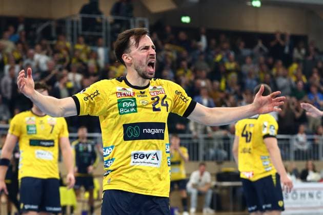 01 10 2025, xmohx, Handball DHB Pokal, Rhein Neckar Loewen SG Flensburg Handewitt v l Patrick Groetzki Rhein Neckar Loewen Jubel, Freude DFL DFB REGULATIONS PROHIBIT ANY USE OF PHOTOGRAPHS as IMAGE SEQUENCES and or QUASI VIDEO Heidelberg