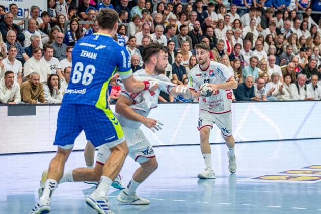 DHB Cup TV Hüttenberg VfL Gummersbach, 01 10 25 David Kuntscher TV Hüttenberg, 97 , Vit Reichl TV Hüttenberg, 19 , ät pán Zeman VfL Gummersbach, 66 DHB Cup TV Hüttenberg VfL Gummersbach Hüttenberg, 01 10 25 Copyright: xBEAUTIFULxSPORTS Roeczeyx