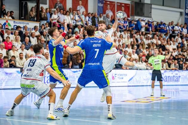 DHB Cup TV Hüttenberg VfL Gummersbach, 01 10 25 David Kuntscher TV Hüttenberg, 97 , Julian Köster VfL Gummersbach, 7 , Vit Reichl TV Hüttenberg, 19 DHB Cup TV Hüttenberg VfL Gummersbach Hüttenberg, 01 10 25 Copyright: xBEAUTIFULxSPORTS Roeczeyx