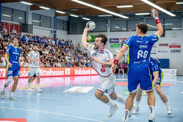 DHB Cup TV Hüttenberg VfL Gummersbach, 01 10 25 Hendrik Schreiber TV Hüttenberg, 51 , ät pán Zeman VfL Gummersbach, 66 DHB Cup TV Hüttenberg VfL Gummersbach Hüttenberg, 01 10 25 Copyright: xBEAUTIFULxSPORTS Roeczeyx
