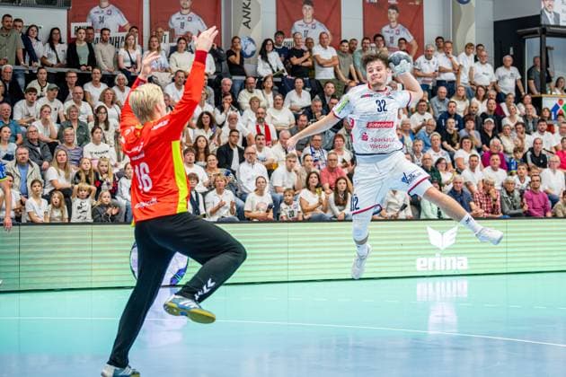 DHB Cup TV Hüttenberg VfL Gummersbach, 01 10 25 Leon Stehl TV Hüttenberg, 32 , Bertram Obling VfL Gummersbach, 16 DHB Cup TV Hüttenberg VfL Gummersbach Hüttenberg, 01 10 25 Copyright: xBEAUTIFULxSPORTS Roeczeyx