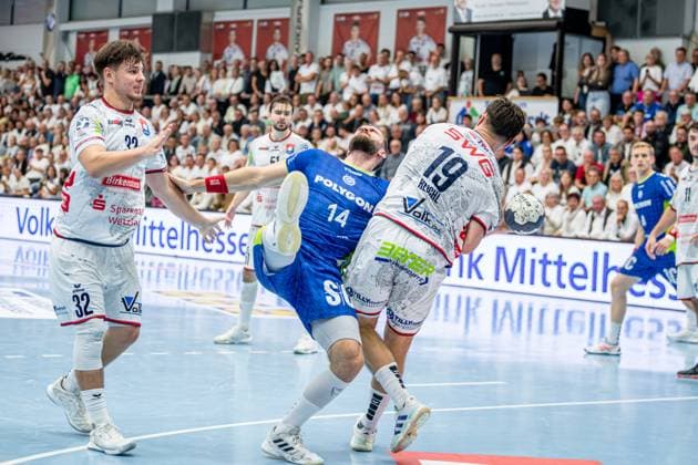 DHB Cup TV Hüttenberg VfL Gummersbach, 01 10 25 Teitur Örn Einarsson VfL Gummersbach, 14 , Vit Reichl TV Hüttenberg, 19 , Leon Stehl TV Hüttenberg, 32 DHB Cup TV Hüttenberg VfL Gummersbach Hüttenberg, 01 10 25 Copyright: xBEAUTIFULxSPORTS Roeczeyx