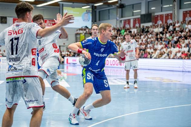 DHB Cup TV Hüttenberg VfL Gummersbach, 01 10 25 Ellidi Vidarsson VfL Gummersbach, 4 , Phil Spandau TV Hüttenberg, 17 , Lasse Ohl TV Hüttenberg, 11 DHB Cup TV Hüttenberg VfL Gummersbach Hüttenberg, 01 10 25 Copyright: xBEAUTIFULxSPORTS Roeczeyx