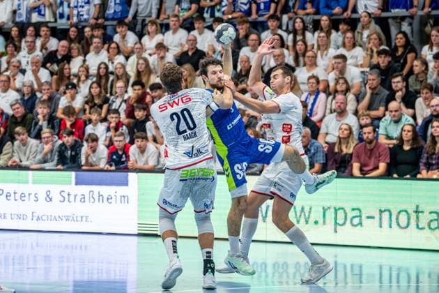 DHB Cup TV Hüttenberg VfL Gummersbach, 01 10 25 João Gomes VfL Gummersbach, 3 , Leif Haack TV Hüttenberg, 20 , Danil Dyatlov TV Hüttenberg, 47 DHB Cup TV Hüttenberg VfL Gummersbach Hüttenberg, 01 10 25 Copyright: xBEAUTIFULxSPORTS Roeczeyx