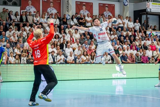DHB Cup TV Hüttenberg VfL Gummersbach, 01 10 25 Leon Stehl TV Hüttenberg, 32 , Bertram Obling VfL Gummersbach, 16 DHB Cup TV Hüttenberg VfL Gummersbach Hüttenberg, 01 10 25 Copyright: xBEAUTIFULxSPORTS Roeczeyx
