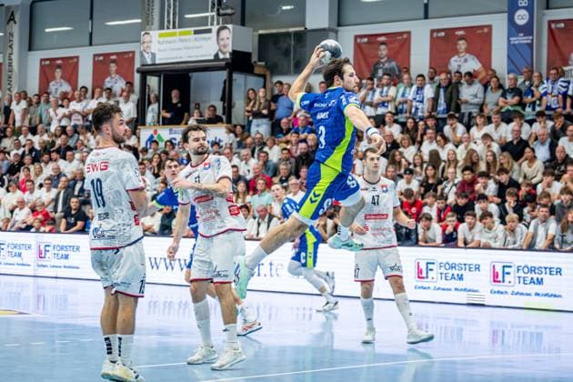 DHB Cup TV Hüttenberg VfL Gummersbach, 01 10 25 João Gomes VfL Gummersbach, 3 , Danil Dyatlov TV Hüttenberg, 47 , Hendrik Schreiber TV Hüttenberg, 51 , Vit Reichl TV Hüttenberg, 19 DHB Cup TV Hüttenberg VfL Gummersbach Hüttenberg, 01 10 25 Copyright: xBEAUTIFULxSPORTS Roeczeyx