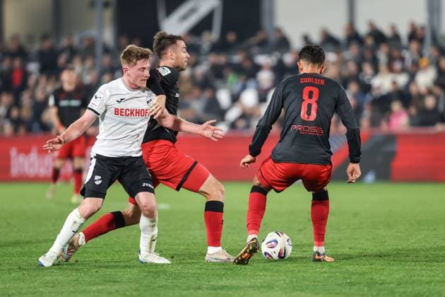 3 Liga SC Verl FC Ingolstadt 04 duel Battle for the ball Max Besuschkow 17, FCI Fredrik Carlsen 8, FCI Ens Martin 5 Verl 3 Liga FC Ingolstadt 04 Season 2025 2026 SC Verl