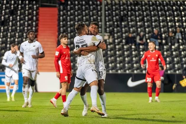 Pascal Testroet SV Sandhausen, 37 celebrates with Yannick Osee SV Sandhausen, 13 over the 0 1, SG Sonnenhof Großaspach vs SV Sandhausen, Football, Regionalliga Südwest, Matchday 10, Season 2025 2026, 01 10 2025 SG Sonnenhof Großaspach vs SV Sandhausen, Football, Regionalliga Südwest, Matchday 10, Season 2025 2026, 01 10 2025 Aspach Copyright: xEibner-Pressefoto PhilipxZieglerx EP_PZR