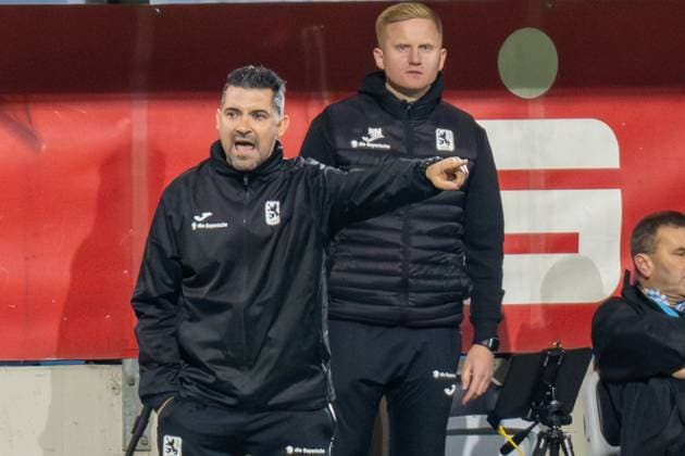 Interim coach Alper Kayabunar TSV 1860 Muenchen gives instruction, TSV 1860 Muenchen vs Viktoria Koeln 1904, 3 Liga, 9 Spieltag, 01 10 2025 DFB regulations prohibit any use of photographs as image sequences and or quasi video Muenchen Bayern Germany Copyright: xkolbert-press UlrichxGamelx