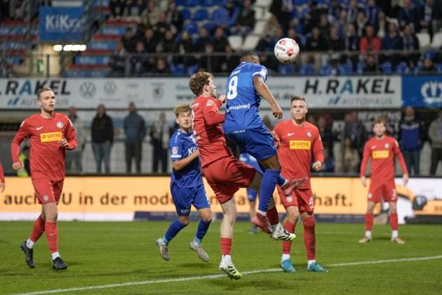 01 10 2025, Hänsch Arena, Meppen, GER, Regionalliga Nord, Matchday 12 SV Meppen vs HSC Hannover, 3 0 Header by Erik Zenga SV Meppen 8 DFL REGULATIONS PROHIBIT ANY USE OF PHOTOGRAPHS AS IMAGE SEQUENCES AND OR QUASI VIDEO Meppen Lower Saxony Germany Hänsch Arena
