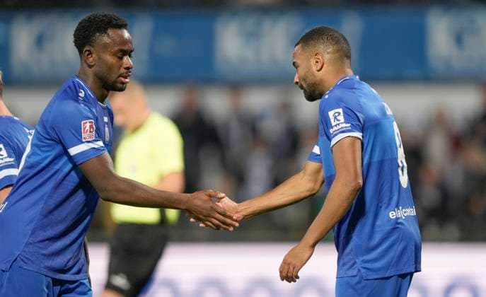 01 10 2025, Hänsch Arena, Meppen, GER, Regionalliga Nord, Matchday 12 SV Meppen vs HSC Hannover, Nikell Touglo SV Meppen 20 , left, congratulates Erik Zenga SV Meppen 8 on his 3 0 goal DFL REGULATIONS PROHIBIT ANY USE OF PHOTOGRAPHS AS IMAGE SEQUENCES AND OR QUASI VIDEO Meppen Lower Saxony Germany Hänsch Arena