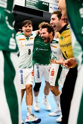 Goeppingen DHB Pokal 25 26 Frisch Auf Goeppingen SC DHfK Leipzig Lucas Krzikalla Leipzig , Lukas Binder Leipzig , Torhueter Domenico Ebner Leipzig Schlussjubel Schlußjubel Emotion Freude Goeppingen EWS Arena Baden Württemberg Germany