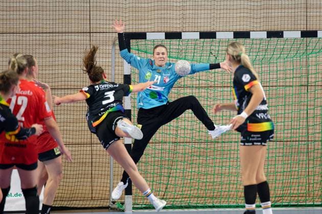 Lana Teiken Oldenburg, 3 , Ela Szott Halle, 71 , SV Union Halle Neustadt vs VfL Oldenburg, Handball Bundesliga Frauen, Saison 2025 26, 4 Spieltag, 01 10 2025 Halle SWH Arena Sachsen Anhalt Germany